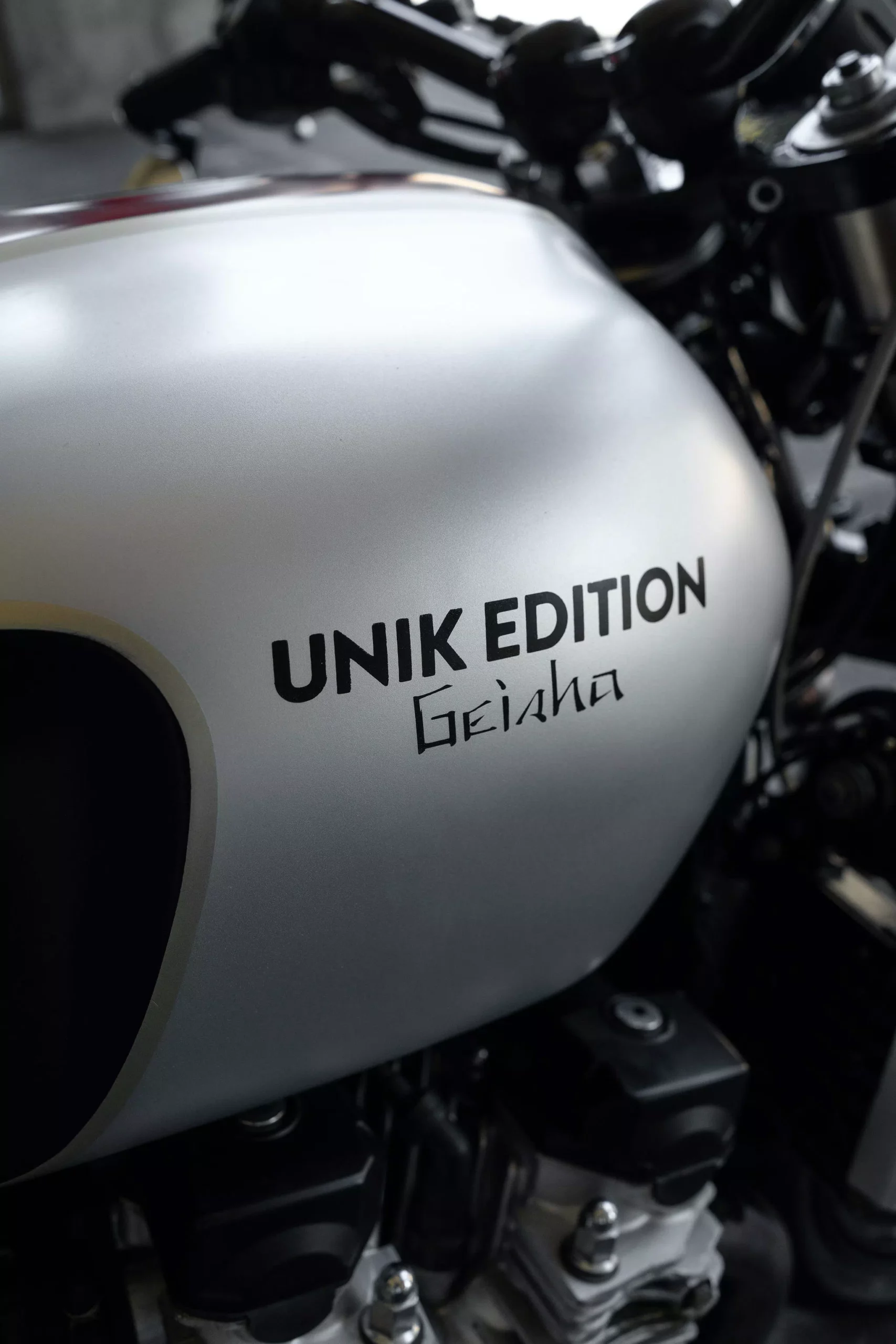 Unik-Motorcycles-yamaha-xjr1300-Geisha-06